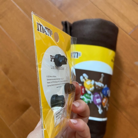 M&M fleece blanket & fashion pin bundle - Picture 4 of 11